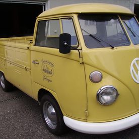 VW Bus mit Aufschrift