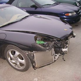 Kaputte Front Auto