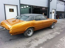 Gold lackierter Oldtimer