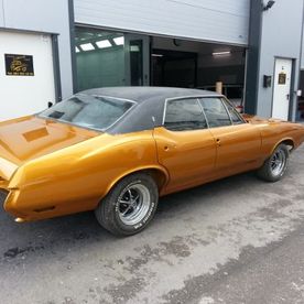Gold lackierter Oldtimer