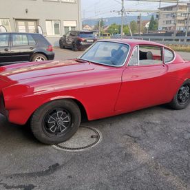 Rotes Auto mit neuem Anstrich