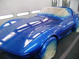 blau lackierter Sportwagen