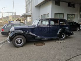 Dunkelblauer Oldtimer