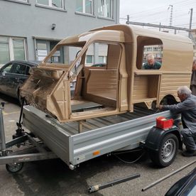 Auseinandergenommenes Auto